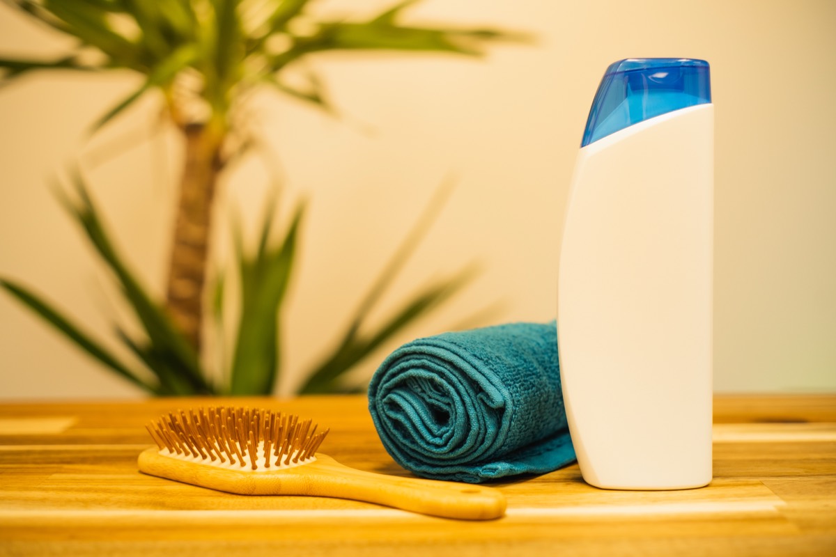 Champú, toalla y cepillo de madera — cuidado de un cuero cabelludo con picor y escamas